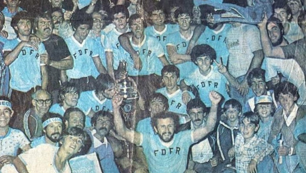 El festejo de los jugadores de Rocha con los hinchas después de la final en Río Negro. (Foto: InfoRocha).