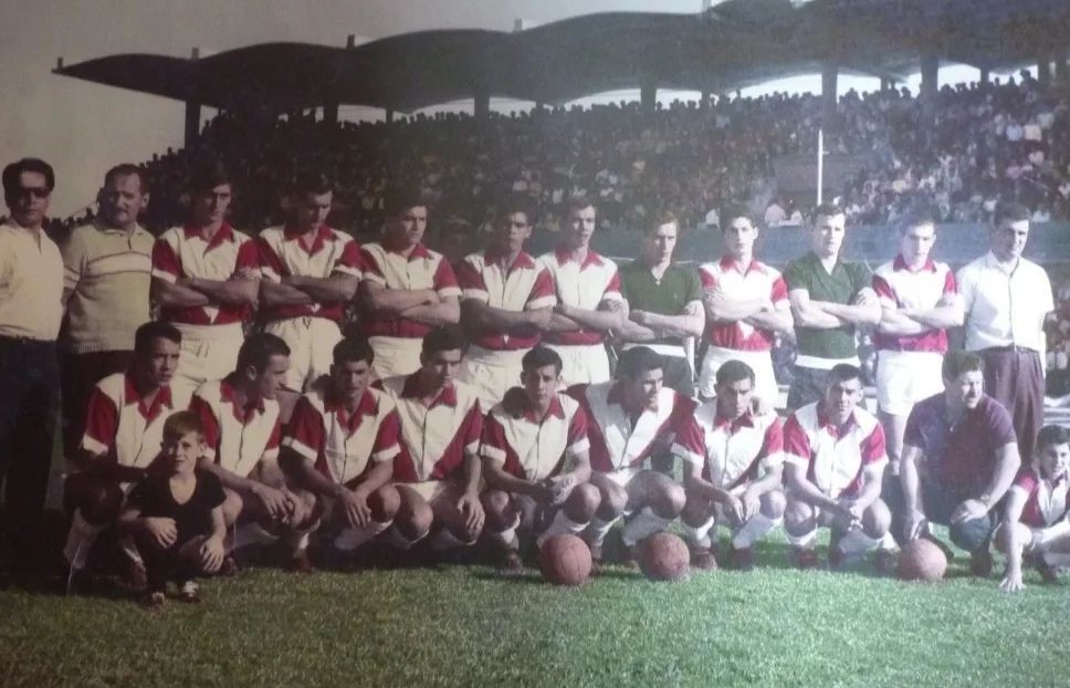 En este gran registro aparecen parados Waldemar Bentancourt (DT), Ariel Del Bono (Masajista), Juan José Coore, Luis Píriz, Juan Carlos Álvarez, Agapito Rivero, Ángel Brunell, César Barrios, Walter Pereira, Tabaré González y Jaime De Freitas (PF); agachados Carlos Umpiérrez, Agustín Ramos, Walter López, Amilcar Ferraz, Luis Bittancourt, Walter Granada, Gil Rivero, Néstor Martínez, Emeterio Sánchez (masajista) y Julio Vigneaux. (Foto: Asociación de Fútbol de Tacuarembó).