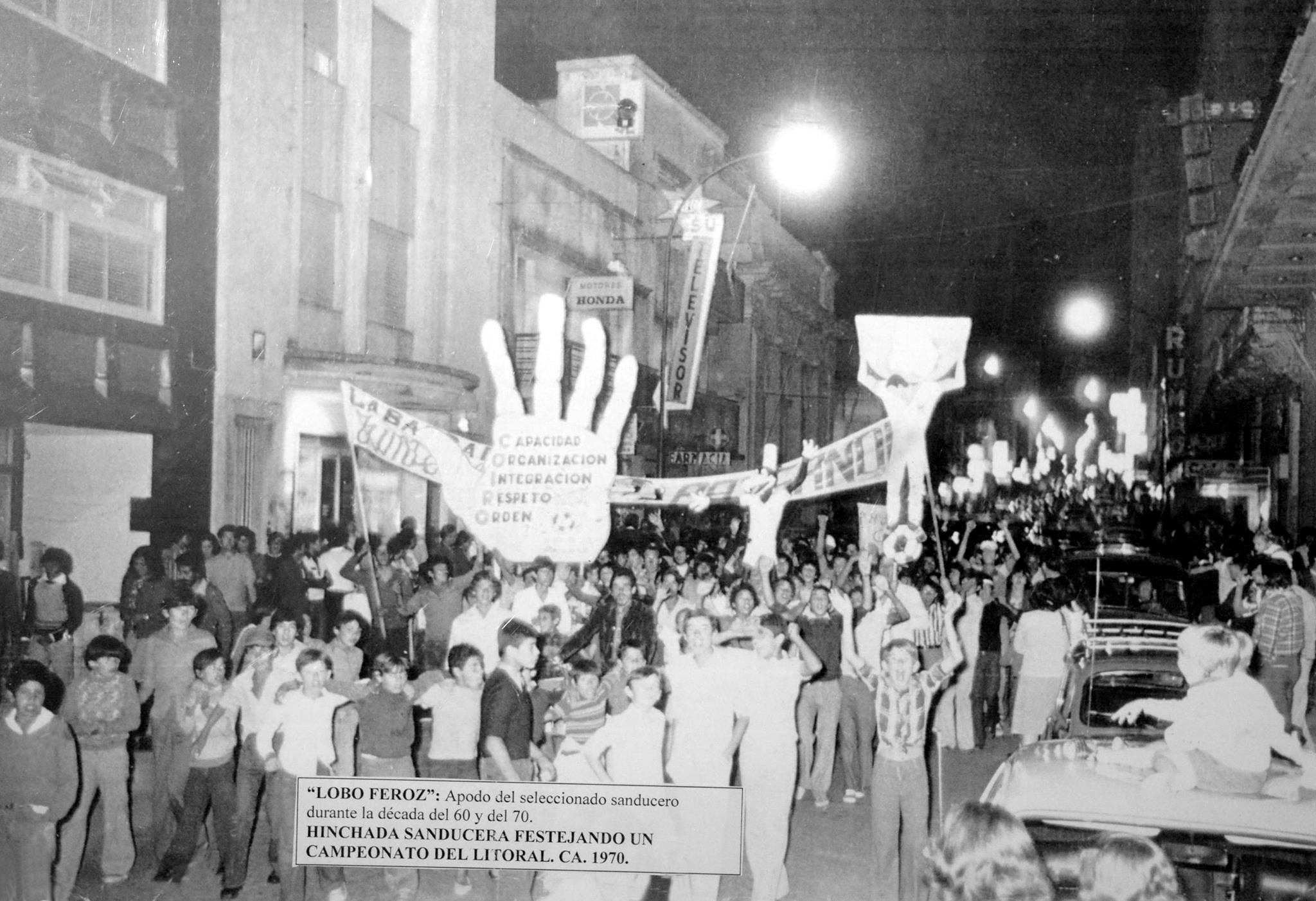 Hinchas de Paysandú festejan por la calle principal el título del Litoral, después vendría el añorado campeonato del Interior (Foto: Colección Pública).