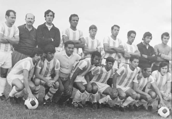 Rivera con indumentaria distinta a la tradicional, con franjas verticales celestes y blancas. Parados: Miguel Ángel Correa, Pedro Maciel (Directivo), Ricardo Abomorad, Kelbi Oroná, José Rodríguez Da Cruz, Hugo César Acosta, Arcy Correa, Gervasio Dos Santos y César Rodríguez Barboza, agachados: Miguel Rosifredo Caillava, René Chagas, Manuel Rodríguez (Kinesiólogo), Rogelio Rivero, Baltazar Gómez, Dirney Silva, Luis Carlos Pereira y Luis Eduardo Rodríguez. (Foto: Pegale de Zurda y Diario Norte).