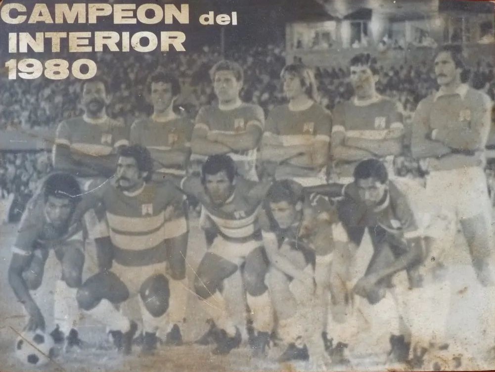 Tacuarembó ganaba la sexta Copa del Interior venciendo en el último compromiso a Maldonado. El festejo fue en casa. En esta foto parados: Claro Madruga, Heber Díaz Gularte, Gustavo Píriz, Heber Silva Cantera, José María Cabeza y Olinto Lara, agachados: Gustavo Ramos, Agapito Rivero, Julio César Rodríguez, Carlos Píriz e Isabelino Chagas. (Foto: Asociación de Fútbol de Tacuarembó). 