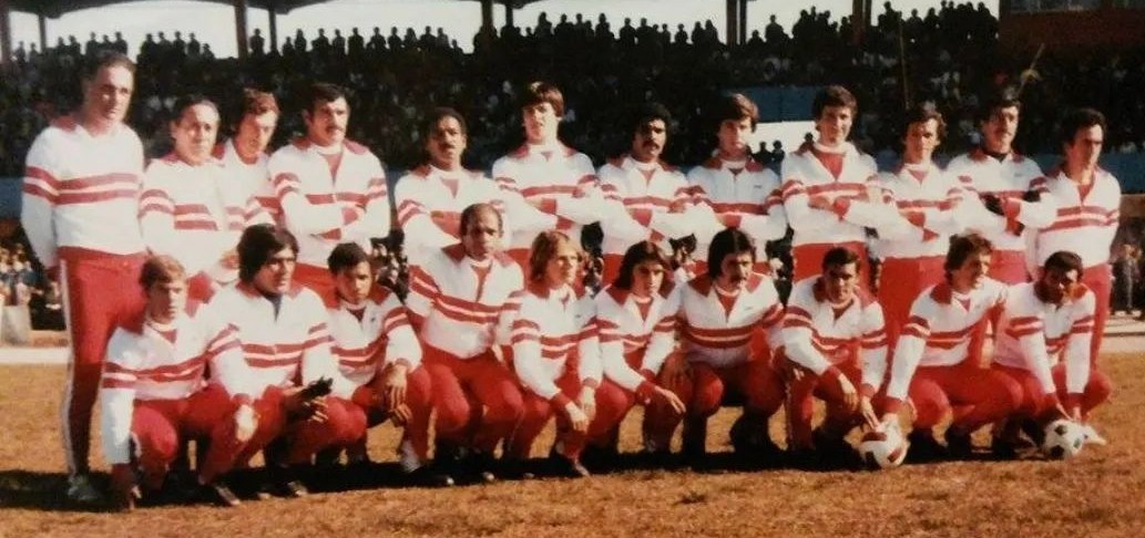 Plantel completo de Tacuarembó campeón del Interior 1979/1980. (Foto: Asociación de Fútbol de Tacuarembó).