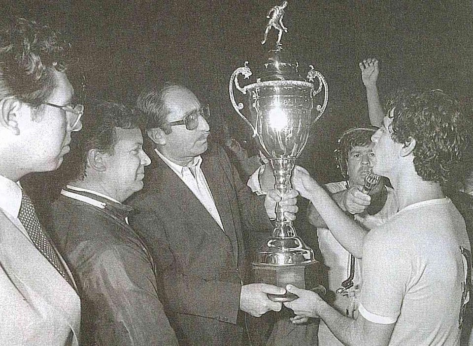 Pablo Javier Bengoechea recibe la Copa del Interior de OFI (Foto: Colección Pública).