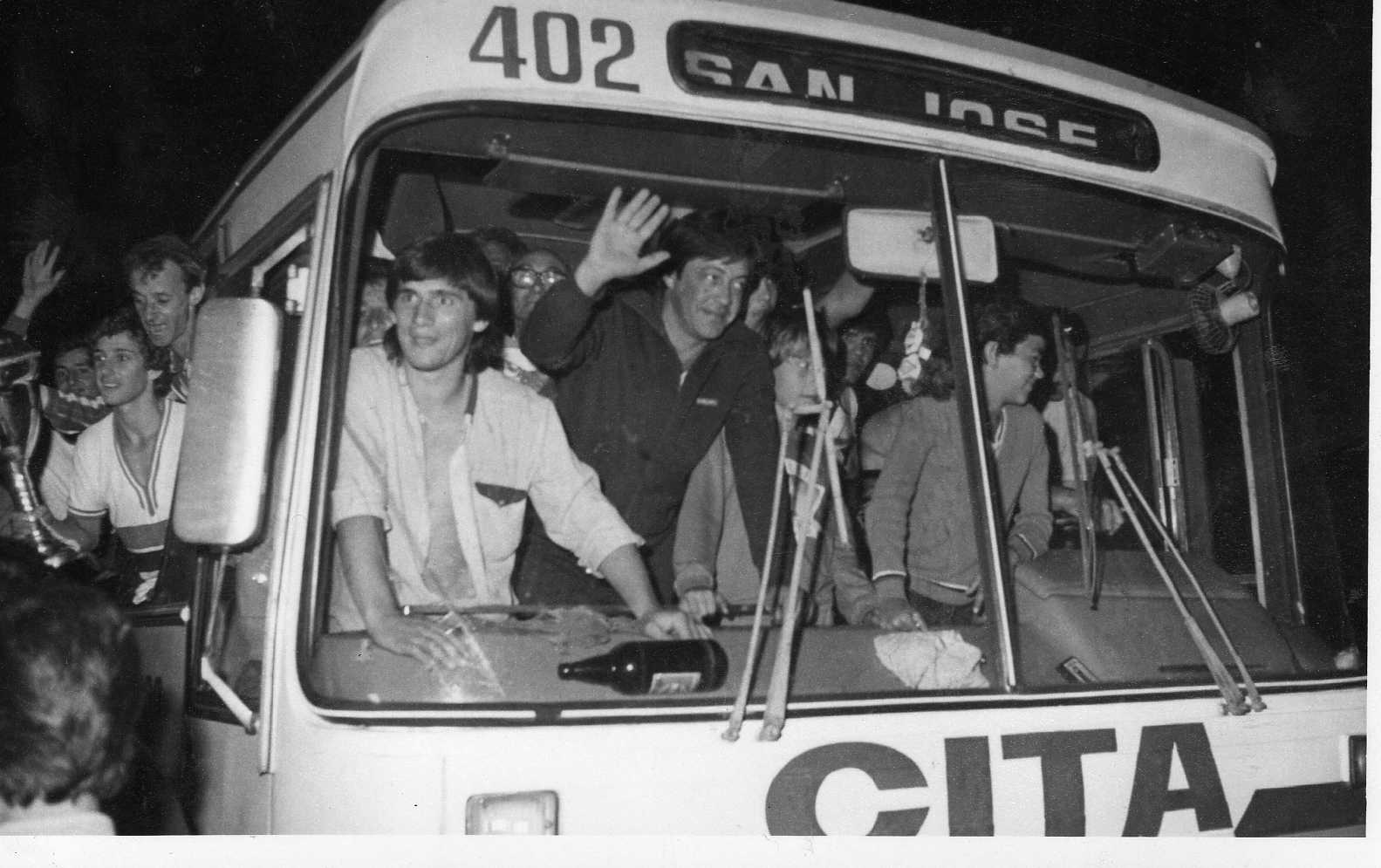 Miguel Ángel Calandria desde el ómnibus de Cita saluda a los hinchas maragatos que ganaron las calles de la ciudad, lo acompaña en primer plano Ricardo Machado, más atrás con la Copa Jorge Cabrera y Fernando Mora. (Foto: Foto Memoria).