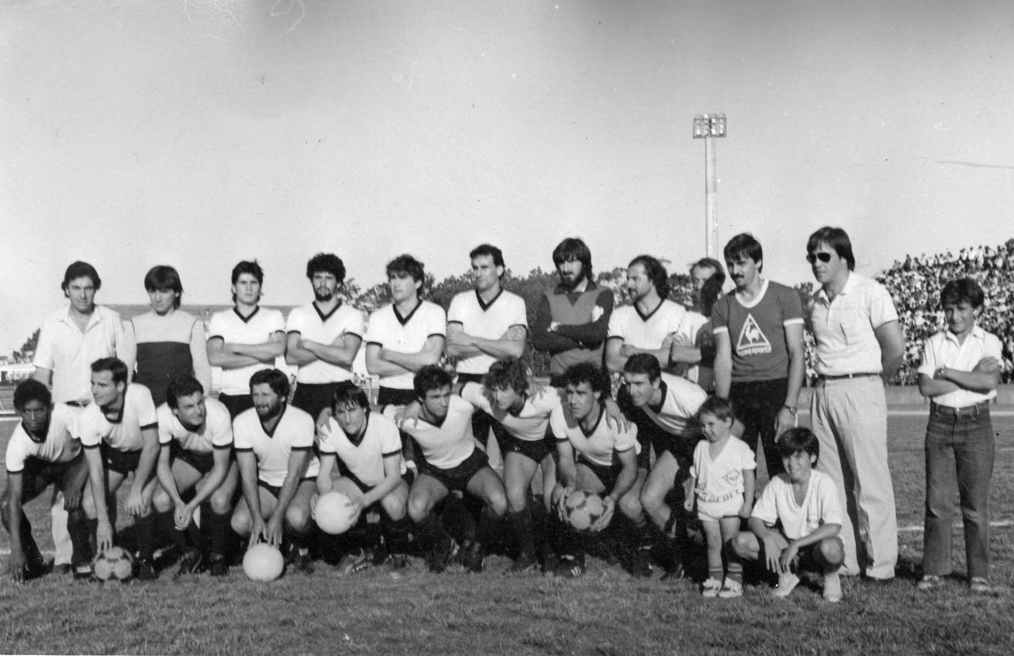 Gran plantel de San José, aparecen en este registro parados Néstor Pedrouzzo (PF), Ricardo Machado, Yony Bussi, Alejandro Alonso, Eduardo Fuentes, Pedro Taborda, Daniel Silva, Mario Scagni, Héctor González y Miguel Ángel Calandria, agachados Darío Bravo, Richard Píriz, Fernando Mora, Norberto Zunino, Sergio Elgue, Eduardo Menéndez, Jorge Cabrera, Reciere Campaña y Leonel Soria. (Foto: Foto Memoria).