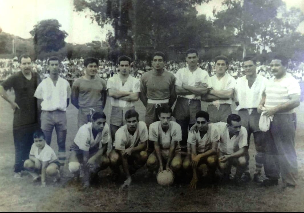 Gran plantel fraybentino para ganarlo todo: Parados Ángel Cerrilla (DT), José Casado, Carlos Cichero, Luis Balbis, Juan Carlos Cardinal, José Antonio Cáceres, José Luis Pini, Elibar Grasso y Juan Bautista Mernies (kinesiólogo), agachados Víctor Marín, Héctor Lazcano, Yamandú Fiorelli, Alfredo Marín y Juan Antonio Berta. (Foto: Néstor Francia Costa).